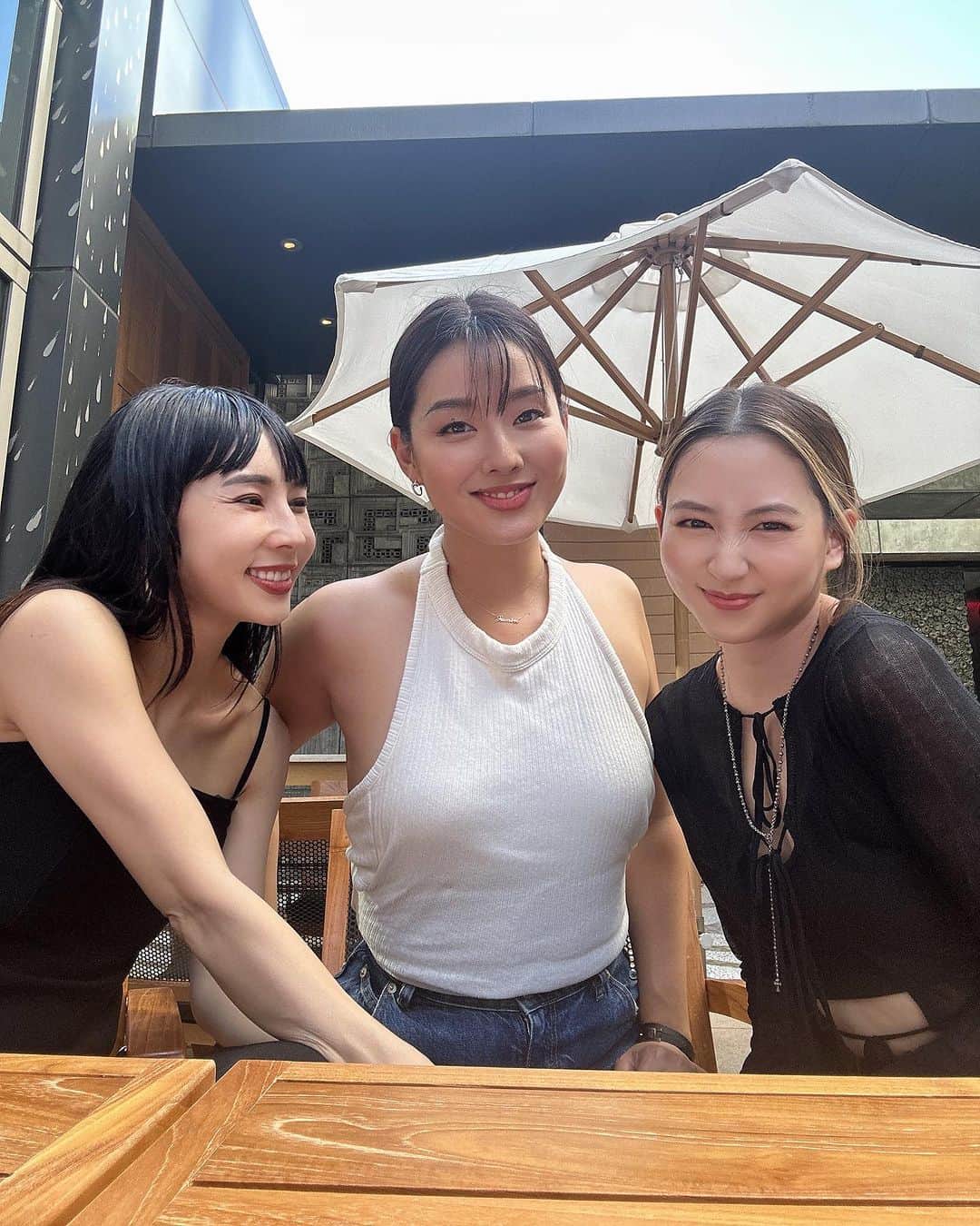 すみれのインスタグラム：「Love you girlies 🖤🤍」