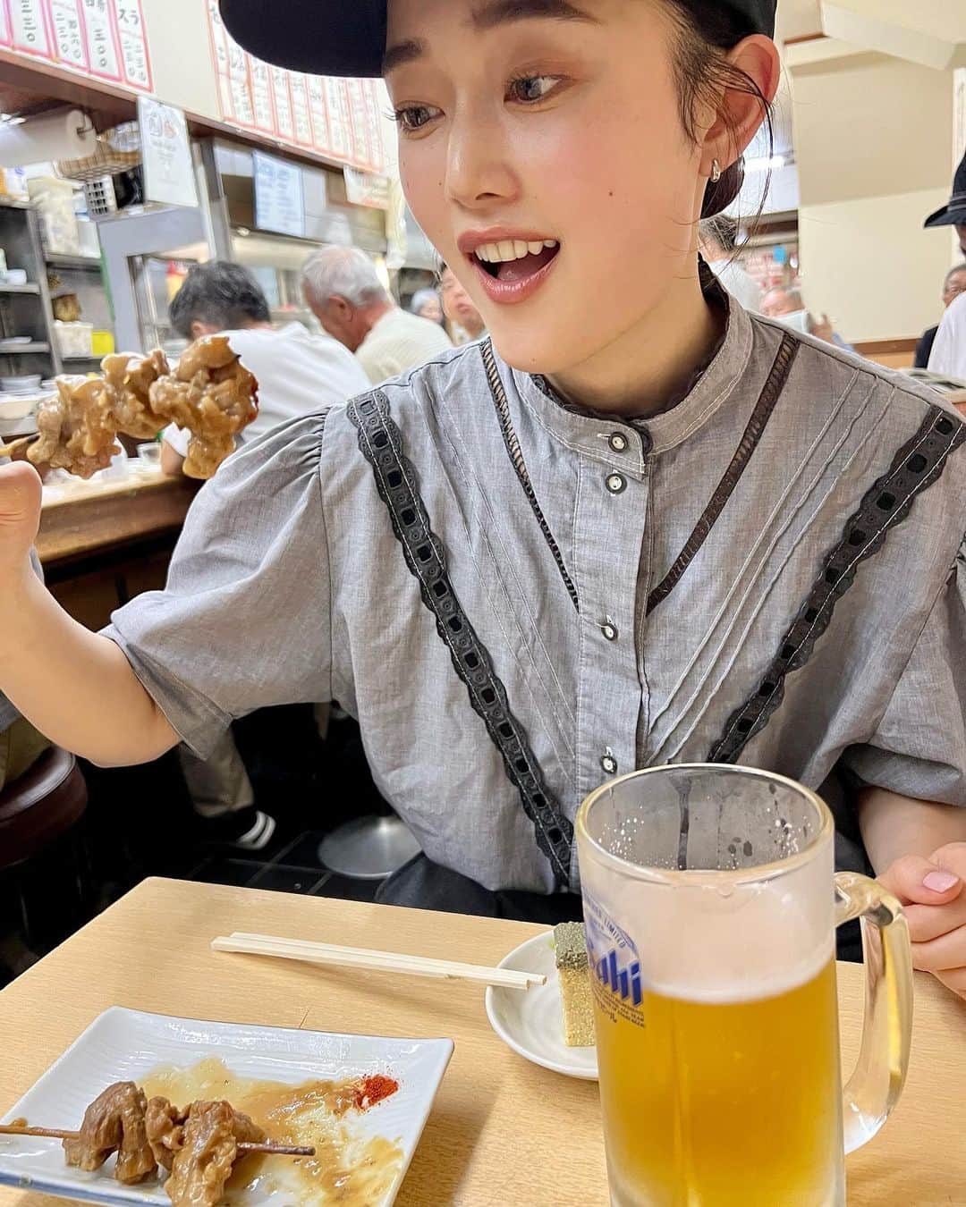 椎名美月さんのインスタグラム写真 - (椎名美月Instagram)「・ 母と大阪飲み🍺🫶  正宗屋のトロトロに煮込まれたどて焼きが忘れられず再訪。 母も大好きな雰囲気の大衆酒場だったらしく一緒に行けて よかった。 何軒か行こうとしてたけど心地良くて長居してた🪑  牛すじを甘めのお味噌でトロトロに煮込んだどて焼き。 そして、名物のカステラ。この日はハモの子でした(^^)v  二軒目は、姉と合流して久しぶりに3人で乾杯🍻 お寿司やお刺身を堪能しました🐟 ”あのねまき”美味しかったな。今度真似してみよーっと （8枚目左下）  楽しく食べて飲んで京都へ移動しました🥩 大阪のわちゃわちゃした雰囲気大好き😉美味しかった！ また行きたい。」8月6日 10時59分 - mitsuki__shiina