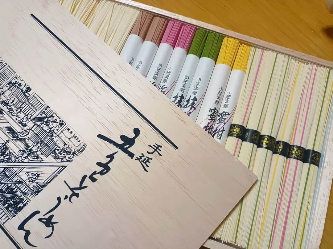 松本隆博のインスタグラム：「。⁡ ⁡頂いた、五色そうめんを⁡ ⁡オカンがとっても、喜んでおります。⁡ ⁡懐かしくて色んな思い出が甦るんだと。⁡ ⁡右列の、五色が混じってるやつしか⁡ ⁡知らないので、オカンが⁡ ⁡⁡ ⁡「なるほど‼️真ん中のこの、赤とか黄色の奴と、左側の白のヤツを交ぜて⁡ ⁡食べるんやな‼️凄いな」⁡ ⁡⁡ ⁡言うから、いやそうや、ないろ❓⁡ ⁡これはこれで食べるんやで(俺)⁡ ⁡⁡ ⁡⁡「いや‼️違うやろアンタ、、」⁡ ⁡⁡ ⁡と少し揉めています(笑)⁡ ⁡⁡ ⁡還暦少年 松本隆博⁡ ⁡」
