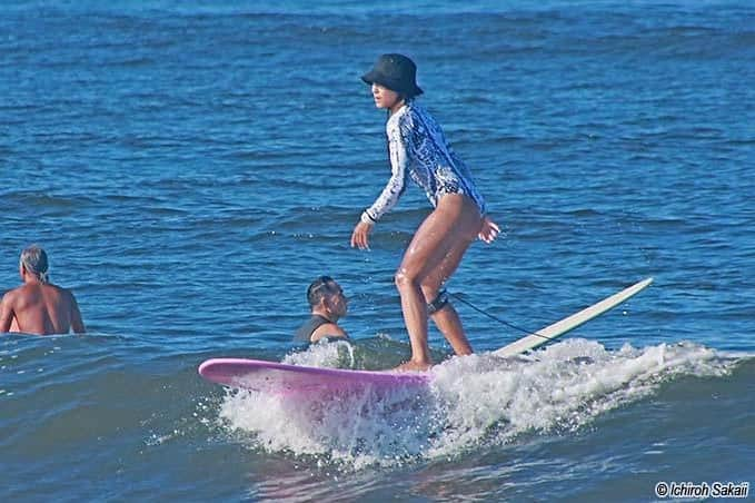 草柳ゆうきのインスタグラム：「早朝に入ると撮ってくれている方がいてありがたいです✨ 【スターボード気まぐれギャラリー】 酒井さんありがとうございます🙏  photo  ©︎Ichiroh sakaii  なかなかカッコよく乗れないなー🏄‍♀️  #水着 #ハット @shein_japan  @sheinofficial   #サーフィン#サーフィン女子 #サーフィンライフ #サーフィン初心者 #鵠沼海岸#鵠沼海岸サーフィン #サーフィン好きな人と繋がりたい」