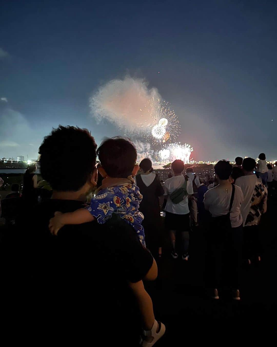 金野博和（鬼越トマホーク）さんのインスタグラム写真 - (金野博和（鬼越トマホーク）Instagram)「花火サイコー！  子供の初めての花火デビューは江戸川花火大会でした！！  幼き頃から行ってた板橋花火大会を裏切ってしまいました…。   #江戸川花火大会  #板橋花火大会  #花火綺麗」8月6日 11時01分 - kinno1106