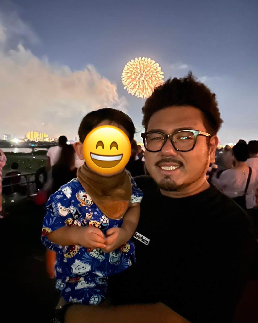 金野博和（鬼越トマホーク）のインスタグラム：「花火サイコー！  子供の初めての花火デビューは江戸川花火大会でした！！  幼き頃から行ってた板橋花火大会を裏切ってしまいました…。   #江戸川花火大会  #板橋花火大会  #花火綺麗」