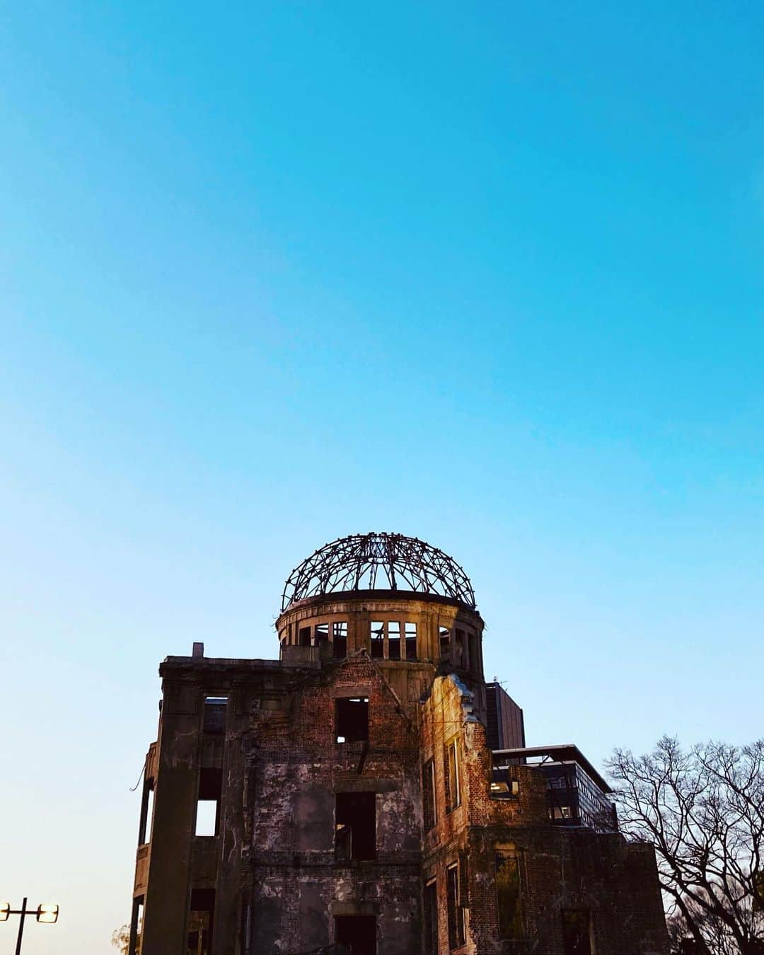青木カズローさんのインスタグラム写真 - (青木カズローInstagram)「はやくまた行きたい、広島。 大好きな街。  #Hiroshima #nowar #広島 #反戦 #反核 #ww2」8月6日 11時10分 - cazrowaoki