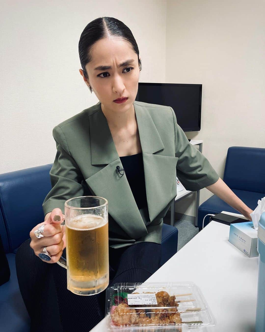 シシド・カフカのインスタグラム：「. . 楽屋からビール飲んでたのになー」