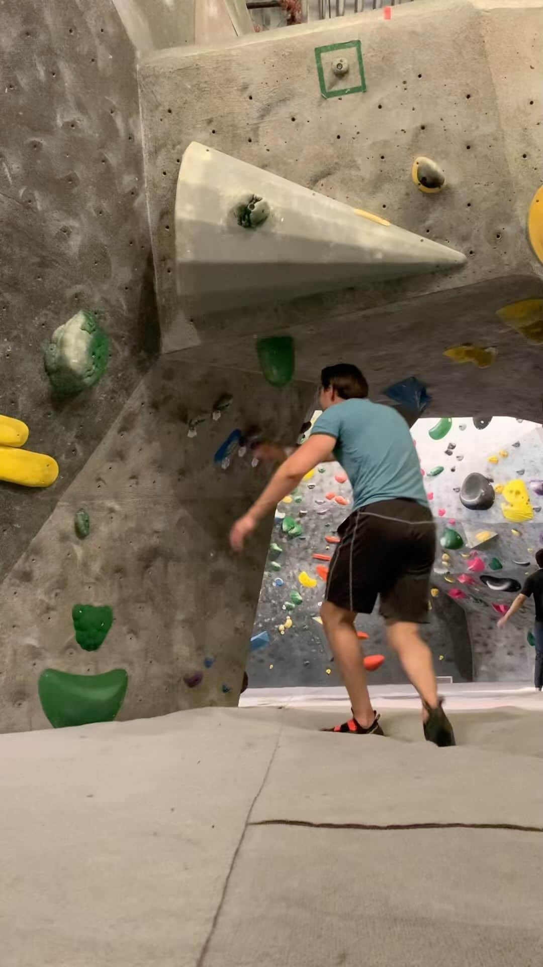 アレックス・ブノワのインスタグラム：「Day 5: Baby’s first knee-bar finish, not a 10 (but some 3s, 4s, and more than Kenough for me)  Also worth noting: my ring size went up a size and a half, and my watch band up 3 rungs... #SheThiccc」