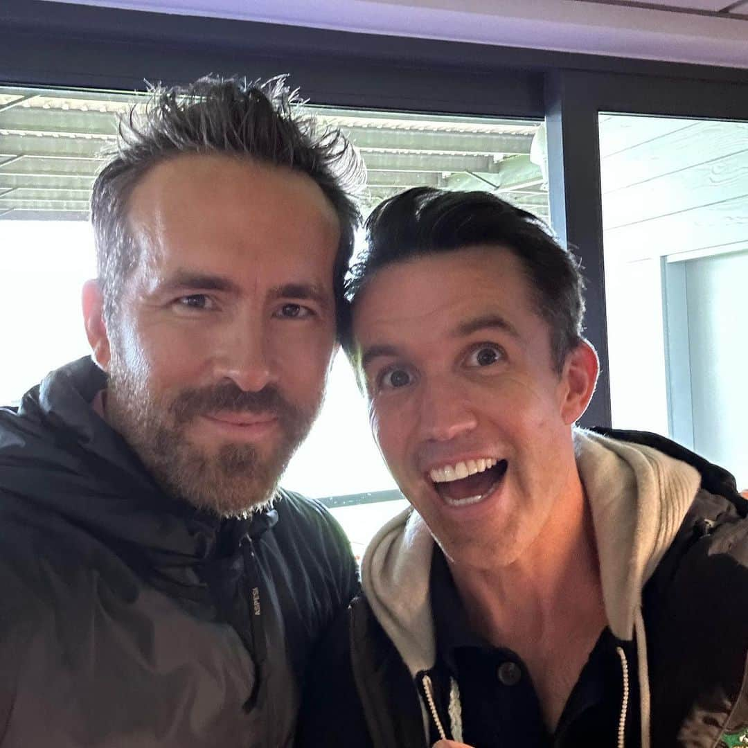 ライアン・レイノルズさんのインスタグラム写真 - (ライアン・レイノルズInstagram)「Epic opening day at @wrexham_afc. The @mkdonsfc played like heroes. Big thanks to @thehughjackman for his first and last day as “Admiral Vice Football Operations Ombudsman” because I just found out you made the fucking title up. ⚔️🏴󠁧󠁢󠁷󠁬󠁳󠁿⚔️  📷: @steaddotphotos」8月6日 11時22分 - vancityreynolds