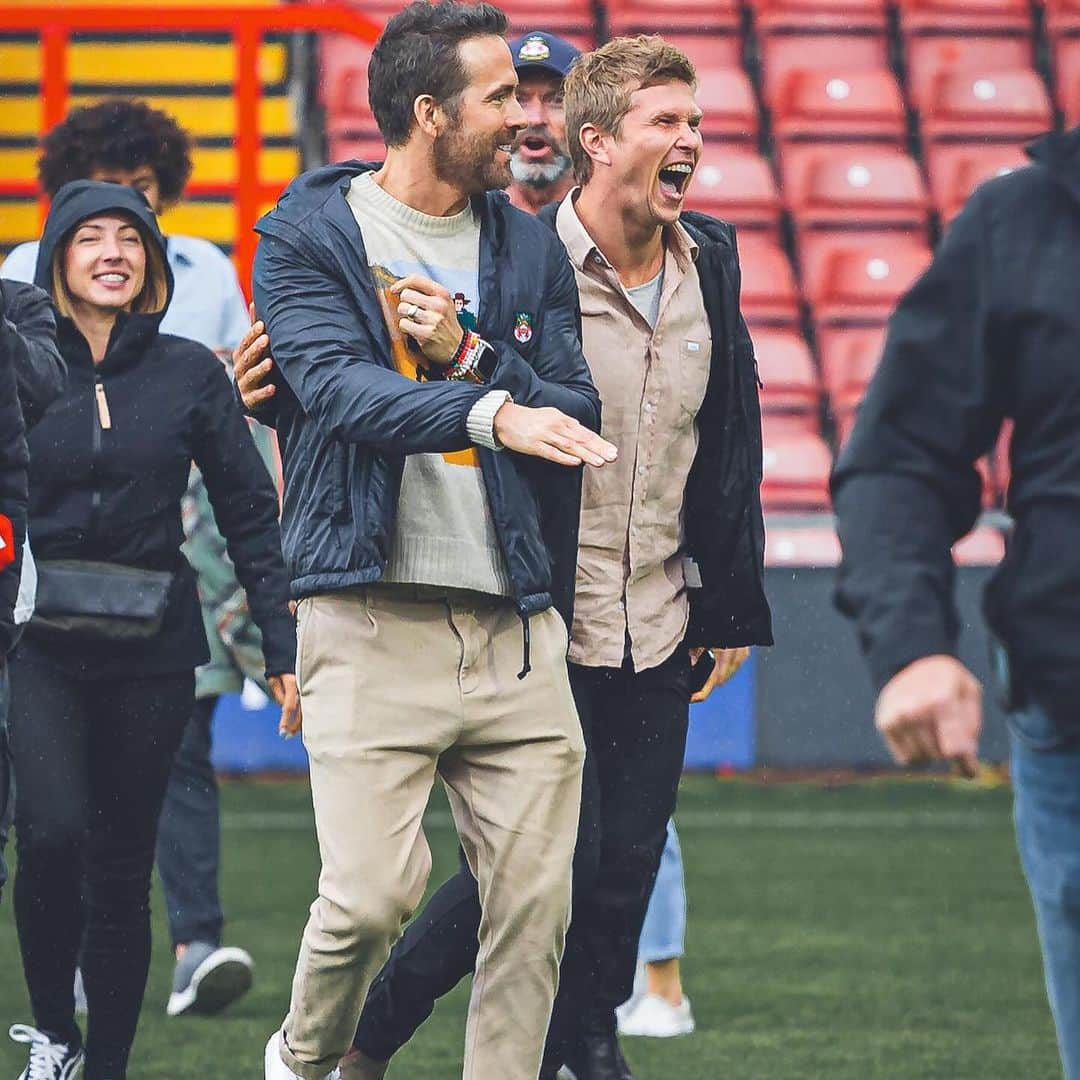 ライアン・レイノルズさんのインスタグラム写真 - (ライアン・レイノルズInstagram)「Epic opening day at @wrexham_afc. The @mkdonsfc played like heroes. Big thanks to @thehughjackman for his first and last day as “Admiral Vice Football Operations Ombudsman” because I just found out you made the fucking title up. ⚔️🏴󠁧󠁢󠁷󠁬󠁳󠁿⚔️  📷: @steaddotphotos」8月6日 11時22分 - vancityreynolds