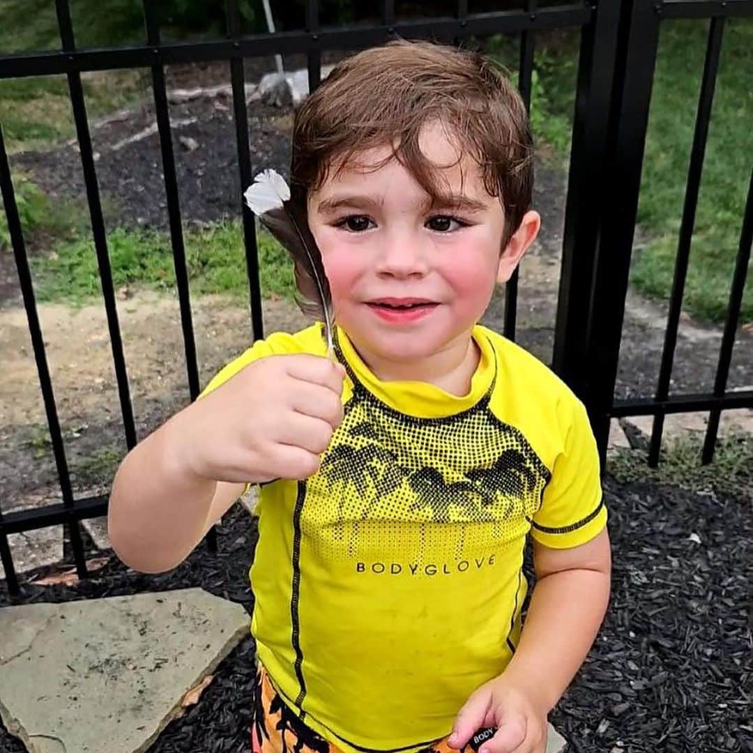 ディーナ・ニコール・コルテーゼのインスタグラム：「What an amazing day celebrating my dad .. I know my dad was sitting there smiling ear to ear watching my once baby cousins playing and picking up my babies ..while CJ was playing football with his big cousins he found a feather ❤️❤️ that was my dad letting us know he was there for his bday celebration ♥️🥰 what an amazing day with family」