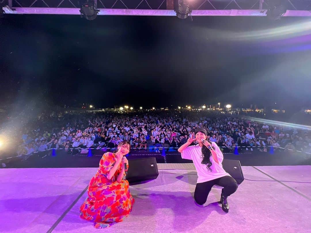 SHINOBUのインスタグラム：「2023.8.5 ソニー夏祭り 鹿児島〜 よよちと 一緒に行ってきました🥰🎤 6000人越えとか スゴすぎる✨ いやぁ〜 色々なプレッシャーもありつつでしたが 最高のLIVEでした❤︎ よよちの人気 凄いぞ〜👏👏👏👏👏👏  盛り上がってくれた ソニーの皆様、 近隣住民の皆様 ほんとにほんとにありがとう🎤  あ〜楽しかったなぁ♡ よよちの歌うYOASOBIの アイドル聴きたすぎる😍   #よよよちゃん  #SHINOBU」