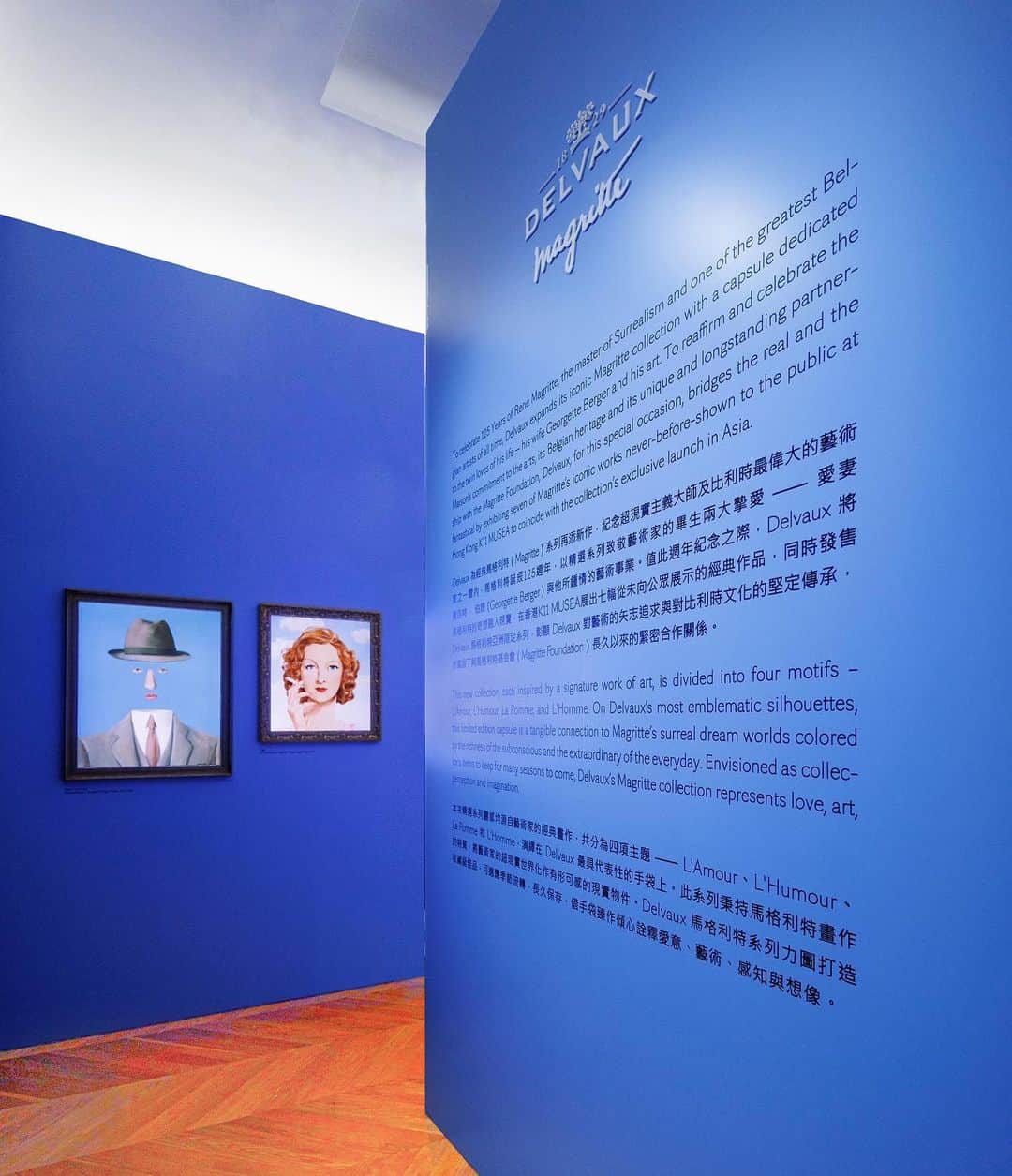 Vogue Taiwan Officialさんのインスタグラム写真 - (Vogue Taiwan OfficialInstagram)「#VogueFashionNow  紀念超現實主義大師及比利時最偉大的藝術家之 一雷內·馬格利特誕辰 125 週年，Delvaux 為經典馬格利特Magritte系列再添新作，以精選系列致敬藝術家的畢生兩大摯愛 —— 愛妻喬吉特·伯婕 Georgette Berger與他所鍾情的藝術事業。  在週年紀念之際，Delvaux 在香港K11 MUSEA展出七幅從未向公眾展示的經典作品，同時發售Delvaux馬格利特亞洲限定系列。  Delvaux 如何演繹馬格利特創作於1950年的畫作《對話藝術L’Art de la Conversation》？  作品描繪了兩隻天鵝悠遊於月輝鋪灑的湖面，湖水在暮色形成詞語「Amour」（愛情）的輪廓。Delvaux以經典的Brillant和Pin袋款來演釋新系列，將交頸纏綿的天鵝與「Amour」字樣以布爾登針法（Bourdon stitch）繡於小牛皮皮革上，天鵝則是繡在包款背面，呈現一款兩面各有風情的包款。  現場的小點心也創意的使用馬格利特元素。  此系列再度奠定Delvaux 與對比利時文化的堅定傳承，鞏固與馬格利特基金會Magritte Foundation長久以來的緊密合作關係。  點擊首頁連結，看全系列精選包款。  @Delvaux #Delvaux #DelvauxMagritte」8月6日 11時49分 - voguetaiwan