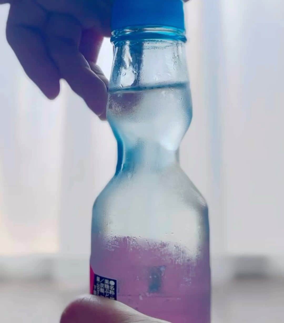 久保亜沙香のインスタグラム：「おはよ〜 暑いからサイダーとか飲んじゃう🫧」