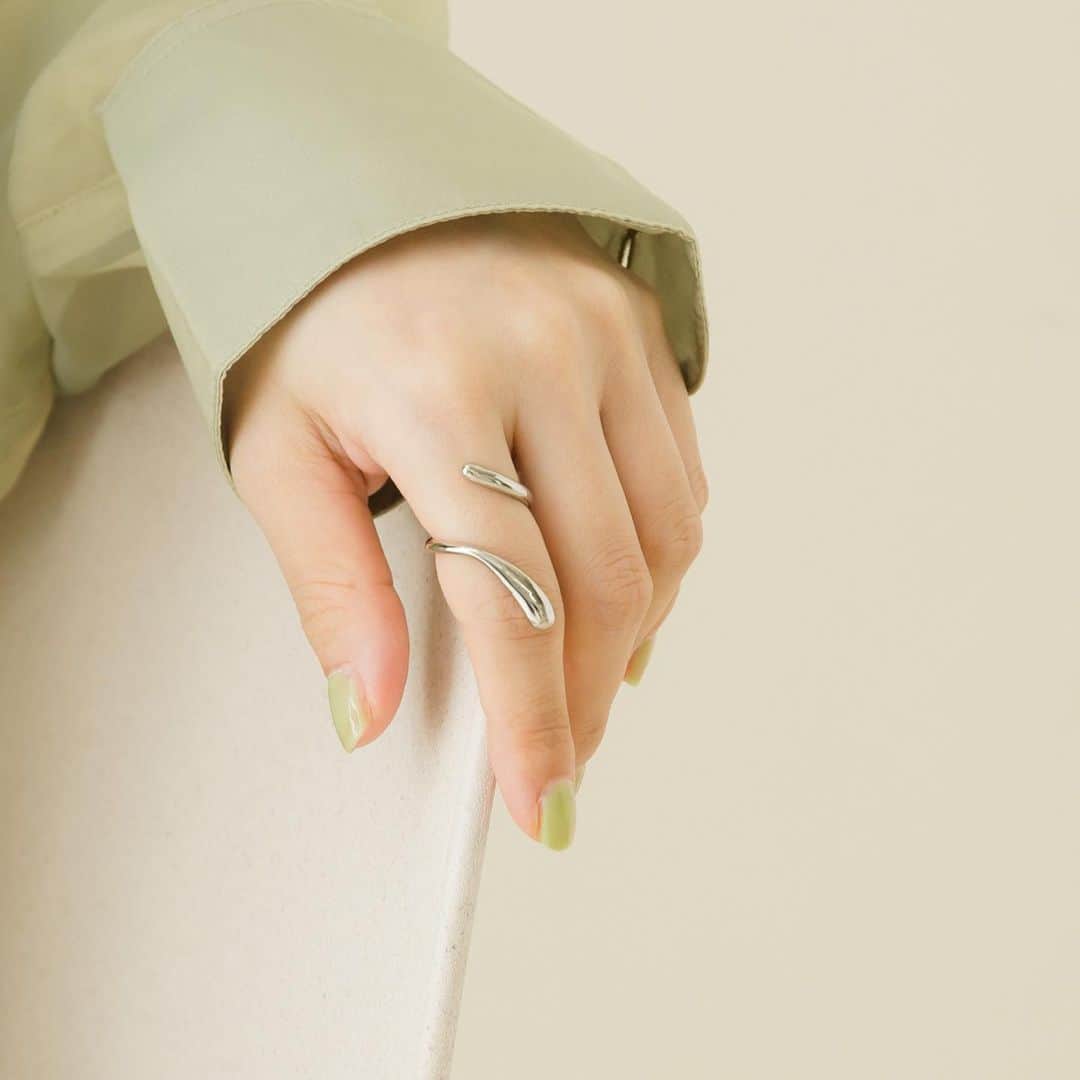 SMELLYさんのインスタグラム写真 - (SMELLYInstagram)「［ring］  個性的なデザインで手元にこなれ感を。  ドローイングラインリング ¥1,870(tax incl.)  2セットリング ¥1,760(tax incl.)  ＿＿＿＿＿＿＿  #smellyjp#accessories#ring」8月6日 11時52分 - smelly.jp