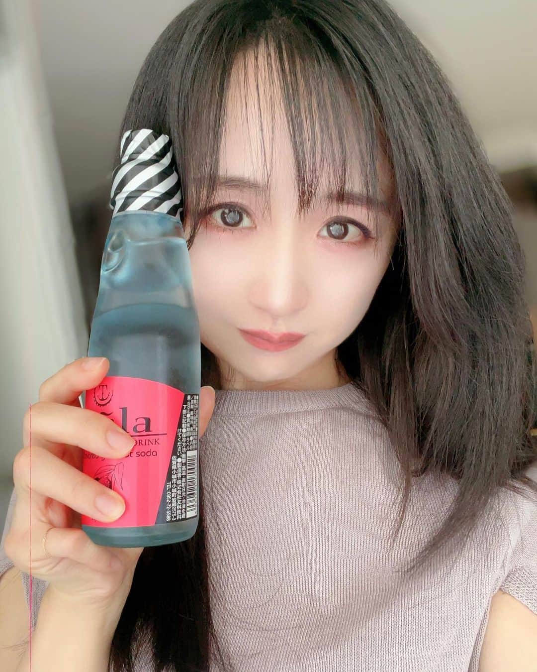久保亜沙香のインスタグラム：「おはよ〜 暑いからサイダーとか飲んじゃう🫧」