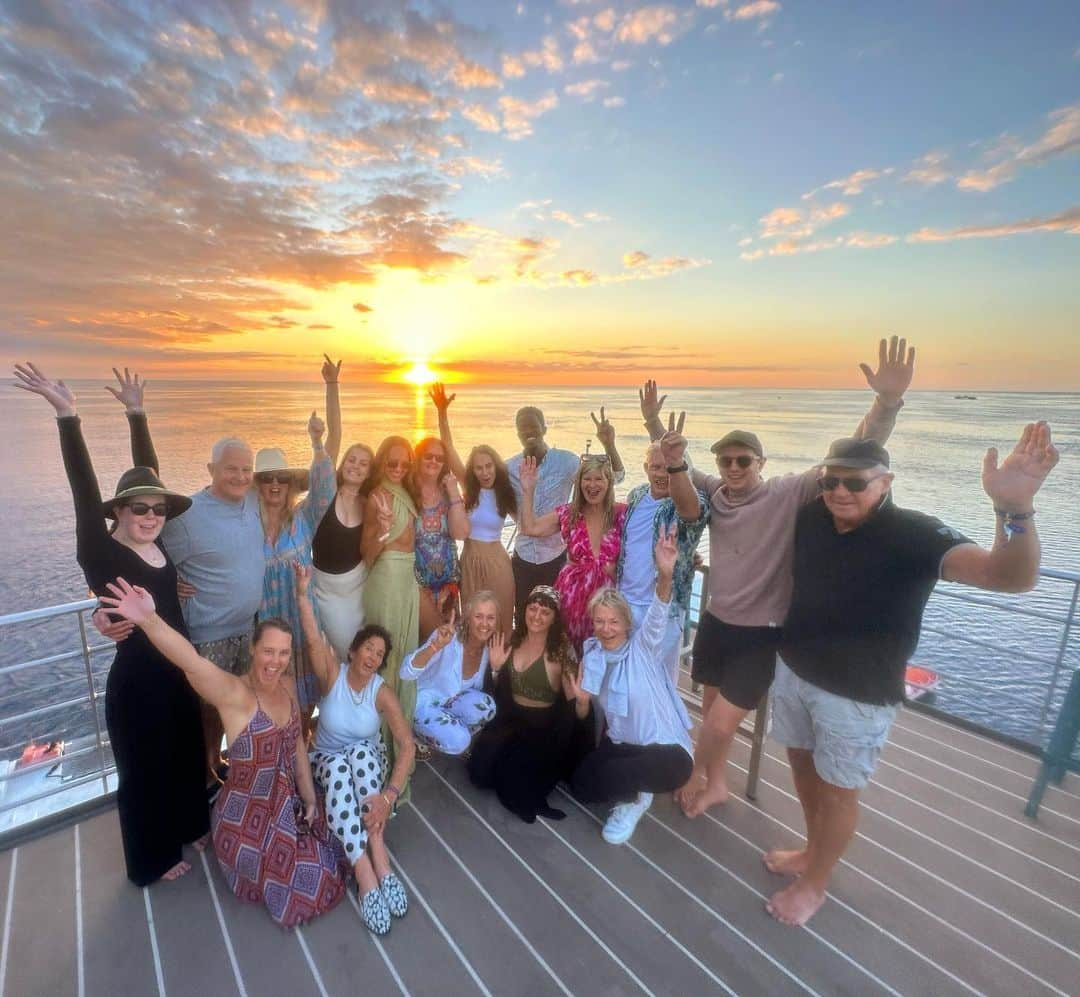 シャーニ・ヴィンソンさんのインスタグラム写真 - (シャーニ・ヴィンソンInstagram)「Best birthday/trip ever! Thank you to these amazing people who made it possible. I love you all 💛 🌅 @cruisewhitsundays   #birthday #crew #family #friends #sunset #whitsundays #reefworld #islandlife #tribe #greatbarrierreef #partytime #travel #explore #adventure #ocean #boat #reeflsleep #reefsuite #cruise #happybirthdaytome #lifebeginsat40」8月6日 11時59分 - sharnivinson