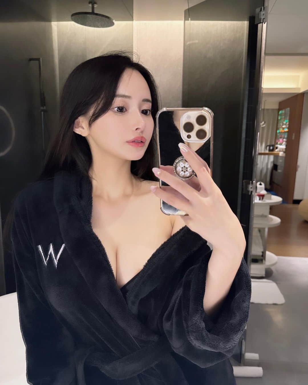 神咲 麻央 / まおちゃるのインスタグラム：「W Osaka🩵 ジャングルが取ってくれたよ✨優しい🥹🙏🏻💕 今日は関コレ本番！楽しんで歩きます👭 17:14〜のステージです🫶💕 関コレ公式のTikTokライブで見れます！ . #ジャングル東京 #wosaka #whotel #w大阪 #関コレ #関西コレクション」