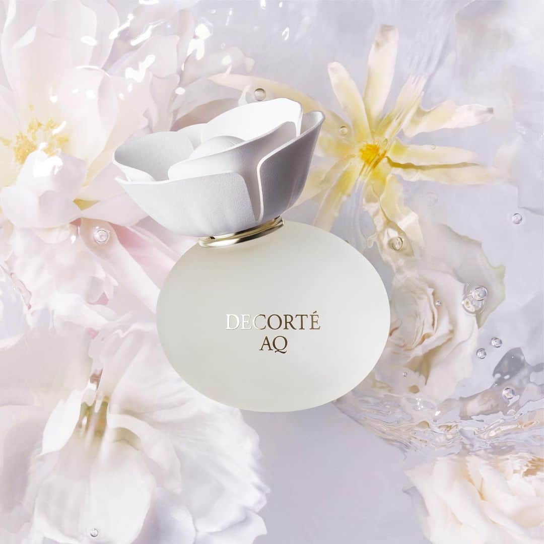 のインスタグラム：「Like a bloomed flower with a strong will and brightness, the Fresh Floral Musky scent stays in hearts eternally.   Starting with the refreshing top notes of Bergamot and Citrus, the middle notes of the clean scent of Champak, the powdery sweetness of Epiphyllum oxypetalum, and luxurious Sandalwood create elegant aura.  At the end, the base notes of Woody and Musk stays sophisticatedly.  まっすぐな意志と、輝きを宿して咲き誇る花のように、 誰かの記憶へと永遠に息づくフレッシュフローラルムスキーの香り。  ベルガモット、レモンのシトラスが爽やかに奏でるトップノートから、 みずみずしい金香木、パウダリーな甘さのある月下美人、ラグジュアリーな白檀のミドルノートが、気品と華やかさを演出。 ラストノートはウッディとムスクが柔らかく包み込みます。  10月16日発売　新商品 AQ　オードパルファン  #AQフレグランス #AQfragrance #フレグランス #ＡＱオードパルファン　 #AQeaudeparfum　#eaudeparfum #decorte #コスメデコルテ」