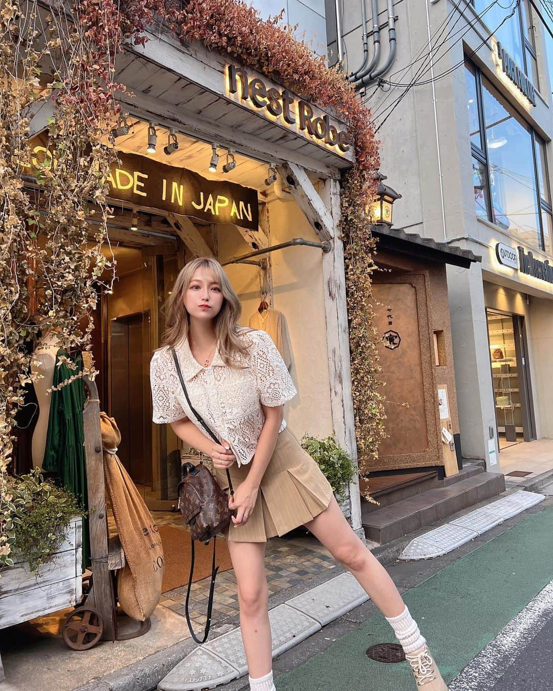 和栗汐里さんのインスタグラム写真 - (和栗汐里Instagram)「このコーデ好評で嬉しい🥺 skirt @blondey_official 🌼  こうきにも今日かわいいじゃんって 褒められた🫶🏻照れ〜  厚底は @shaon.official だよん👟❤︎‪ やっぱりスタイル盛れる神厚底。 本当にスタイル良くなるって保証する🤣  #blondey #shaon #スカート #プリーツスカート #厚底 #厚底スニーカー #ベージュ #ベージュコーデ #初秋コーデ」8月6日 12時06分 - shipi0520