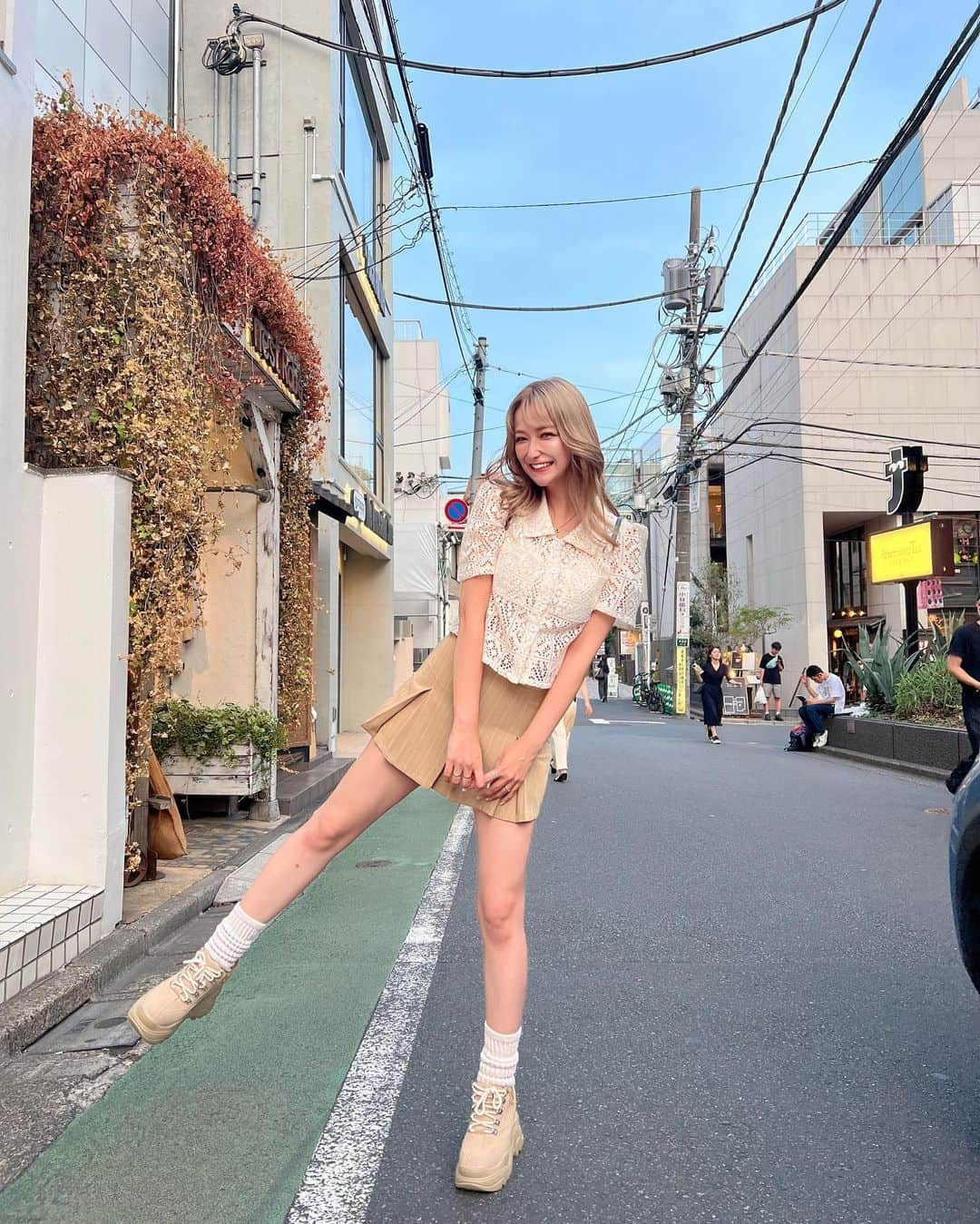 和栗汐里さんのインスタグラム写真 - (和栗汐里Instagram)「このコーデ好評で嬉しい🥺 skirt @blondey_official 🌼  こうきにも今日かわいいじゃんって 褒められた🫶🏻照れ〜  厚底は @shaon.official だよん👟❤︎‪ やっぱりスタイル盛れる神厚底。 本当にスタイル良くなるって保証する🤣  #blondey #shaon #スカート #プリーツスカート #厚底 #厚底スニーカー #ベージュ #ベージュコーデ #初秋コーデ」8月6日 12時06分 - shipi0520