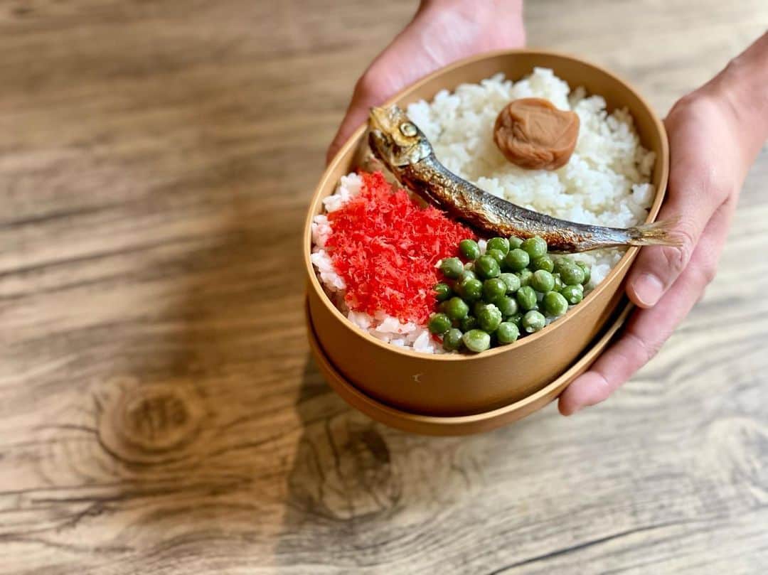 山本菜月のインスタグラム：「⁡ ⁡ ⁡ ⁡ ┈┈┈┈┈┈┈┈┈┈┈••✼ なぞなぞシリーズ 何の再現をしているでしょう❔ ┈┈┈┈┈┈┈┈┈┈┈••✼ ⁡ ⁡ ⁡ たまにはレシピではなく なぞなぞを載せてみま〜す😋🤍 ⁡ ⁡ 初回は簡単レベル★⭐︎⭐︎⭐︎⭐︎ 答えはコメント欄に書いてくださると嬉しいです🤫✨ ⁡  桜でんぶ、はじめて手作りしたけど すごく難しかった...!!😳  食紅を入れすぎて ピンクにしたかったのに真っ赤に😮‍💨💦  作ってみて思ったこと。 すごく質素に見えて手間と知恵と愛情がこもっている。  お魚は桜でんぶにして日持ちさせたり 梅干しで腐りにくくするための対策をしていたり...。  ジブリごはんって奥が深いんだなぁ〜💭 あ、ヒント出しちゃった。笑 ⁡  今後これ作ってほしい！っていう リクエストもお待ちしています😍！ (うまく再現できていますか🤔？) ⁡ ⁡ ⁡ ⁡ ⁡ ⁡ 【お知らせ】 初のレシピ本を出版します！ そしてこの度、予約がスタートしました📝 ⁡ 📙書籍タイトル ┈┈┈┈┈┈┈┈┈┈┈┈┈┈┈┈┈┈ もはや動けないって時はこれつくろ! とびきり美味しい疲れ果てごはん ┈┈┈┈┈┈┈┈┈┈┈┈┈┈┈┈┈┈ ⁡ ⁡ 🌼発売日  : 2023年9月27日(水) 　ご予約後、上記の日付にお届けされます。 ⁡ ⁡ 🚗ご予約  : 本日よりAmazon・楽天ブックスにて開始 ⁡ ⁡ 🔍ご予約方法  :  わたしのプロフィールリンク 　もしくはハイライト【書籍ご予約】に 　ご予約リンクを貼っています♩ ⁡ ⁡ ⁡ ｡.ꕤ⌒⌒⌒⌒⌒⌒ꕤ⌒⌒⌒⌒⌒⌒ꕤ.｡ ⁡ ⁡ ＊NATSU KITCHEN ＊」