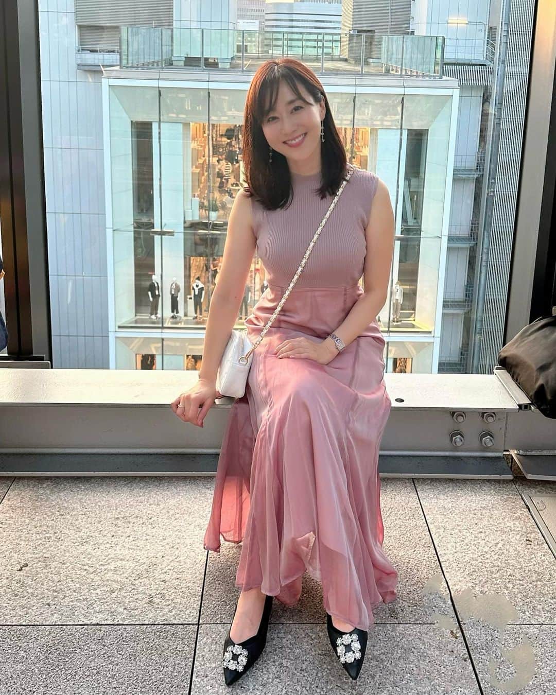 村上麻衣のインスタグラム：「昨日は、GINZA SIXの屋上庭園で開催されていた盆踊りに寄ってみました。  最近は人混みが苦手なので なかなか大きなお祭りには行けないのですが、 ここはサラッと楽しめて良かったです🍉🤭  7枚め☜江戸っ子の友達曰く、 東京の盆踊りではなぜか、 「ダンシングヒーロー」がかなりの高確率でかかるみたい。笑 他県出身の私からしたら「えっ」でした🤣 でもノリノリなっちゃった。  お洋服はタグつけしています🩷  村上麻衣 @maimaisue   #ginzasix #銀座シックス #Tokyo#銀座 #お祭り#ginza #mystrada #japan #マイストラーダ#ワンピースコーデ #アラフォーコーデ #アラフィフコーデ #アラフォーファッション」