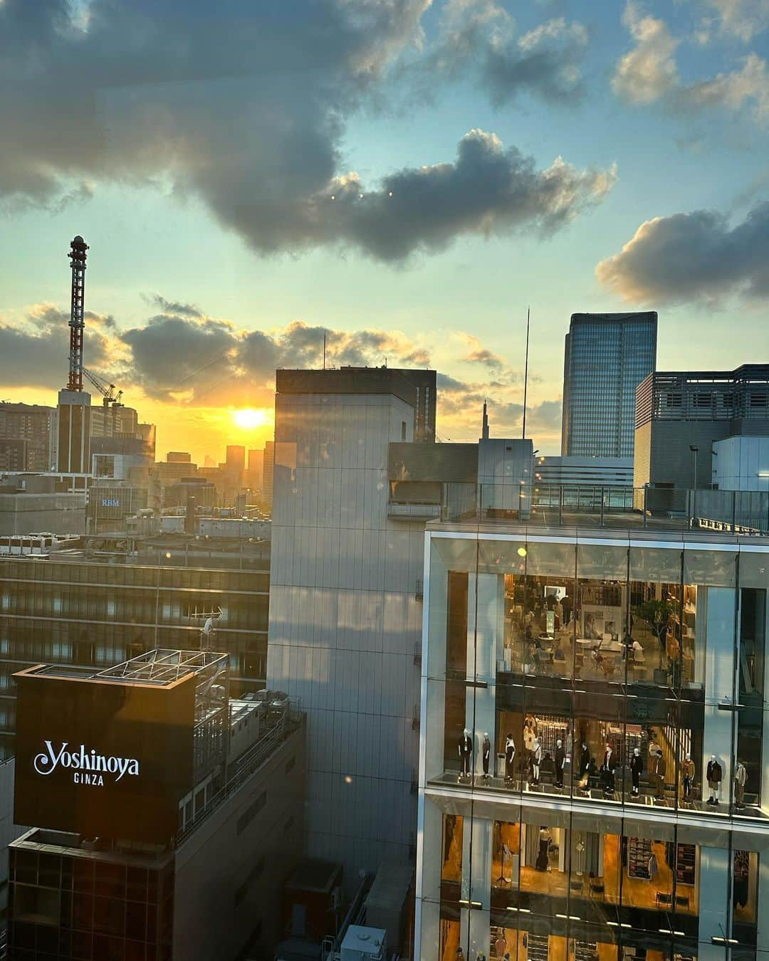 村上麻衣さんのインスタグラム写真 - (村上麻衣Instagram)「昨日は、GINZA SIXの屋上庭園で開催されていた盆踊りに寄ってみました。  最近は人混みが苦手なので なかなか大きなお祭りには行けないのですが、 ここはサラッと楽しめて良かったです🍉🤭  7枚め☜江戸っ子の友達曰く、 東京の盆踊りではなぜか、 「ダンシングヒーロー」がかなりの高確率でかかるみたい。笑 他県出身の私からしたら「えっ」でした🤣 でもノリノリなっちゃった。  お洋服はタグつけしています🩷  村上麻衣 @maimaisue   #ginzasix #銀座シックス #Tokyo#銀座 #お祭り#ginza #mystrada #japan #マイストラーダ#ワンピースコーデ #アラフォーコーデ #アラフィフコーデ #アラフォーファッション」8月6日 12時11分 - maimaisue