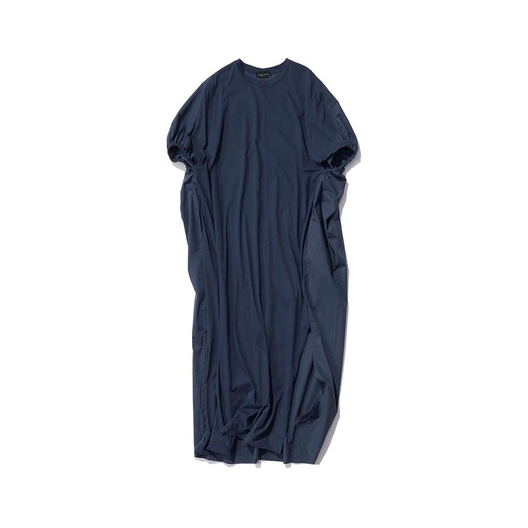 のインスタグラム：「・ K.Kshop ♦️Recommended♦️ ・ ♦︎ROBERTO COLLINAロベルトコリーナ／コットンコクーンワンピース(NAVY) ・  ROBERTO COLLINAは、伝統的な高級ニットの工房が集まるボローニャの近郊に５０年代に発足したニットメーカー。 ヨーロッパのハイブランドとのコラボレーションも生産し、独自のファクトリーブランドを設立。現在はニットのみならず様々な素材を使ったハイクオリティのトータルコレクションを展開しています。こちらは、前身頃はジャージ素材、後身頃はポプリン素材を使用した、表情豊かな異素材ドッキングデザイン。 二つの素材が奏でる微妙な濃淡のニュアンスが楽しめ、後染め独特の風合いが魅力。 ゆったりと着られる緩やかなコクーンシルエットで、身体へのハリつきがなく、裾口には深めのスリットが施され涼しく爽やかな着心地です。 そして、長めの着丈で縦ラインが強調され見た目もスッキリ。 コットン100％なので暑い日にも快適に過ごせる大人のワンピースです。 ・ #kkcloset #kkshop #菊池京子 #kyokokikuchi #コーディネート #coordinate #code #ootd #outfit #follow #happy #style #春 #夏 #relax #summer #navy #ワンピース　#onepiece #italy」
