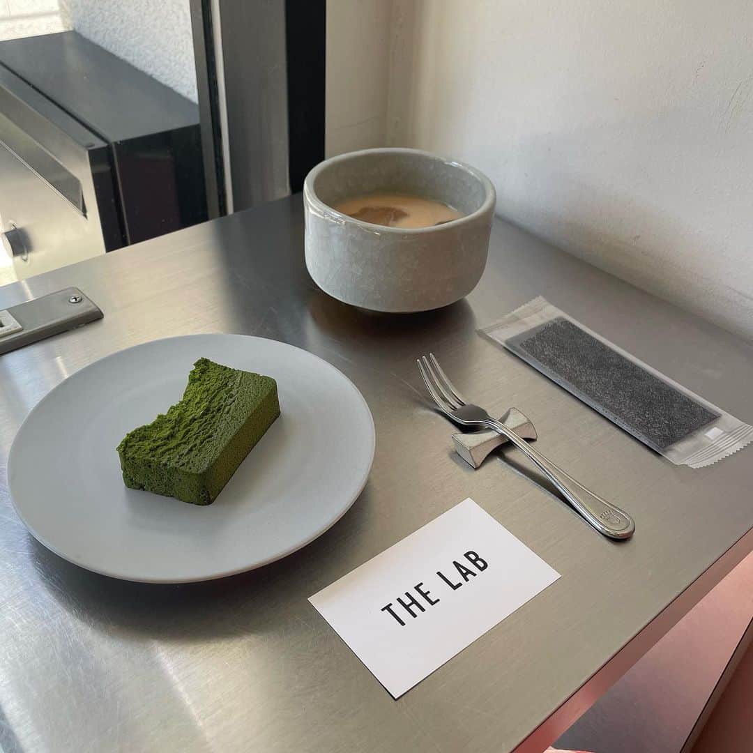 前田亜美のインスタグラム：「. 最近行った可愛いCafe𓈒𓂂𓂃◌𓈒𓐍☕∗*ﾟ. . @the_lab_tokyo  . 濃厚な抹茶のガトーショコラにチャイラテがとても美味しかった🤍. . チャイラテはおかわりもできて最高でした!!. . ここは予約が出来るから暑い中でも並ばずにすむし お友達といったりデートにもおすすめだよ( ◜ᴗ◝). . . #東京カフェ  #カフェ巡り  #自由が丘カフェ  #中目黒カフェ #ガトーショコラ」