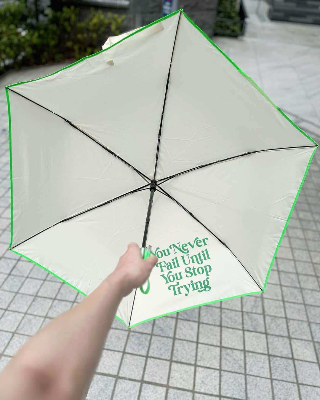 福本沙織さんのインスタグラム写真 - (福本沙織Instagram)「ついに待ってました！ カジュアル日傘😎 カジュアルな格好が好きで 日傘をあまり使ってこなかった私。。 でも今年の夏は異常な暑さ、、🥵 そんな中カジュアル日傘を見つけて めちゃめちゃ愛用してます🤩 もちろん晴雨兼用🫰 コンパクトで持ち運びも便利🤍  PR @the_jack_of_all.trades #TheJackofalltrades #オリジナル日傘 #日傘 #日焼け対策 #日傘コーデ」8月6日 12時18分 - saoriiinu918