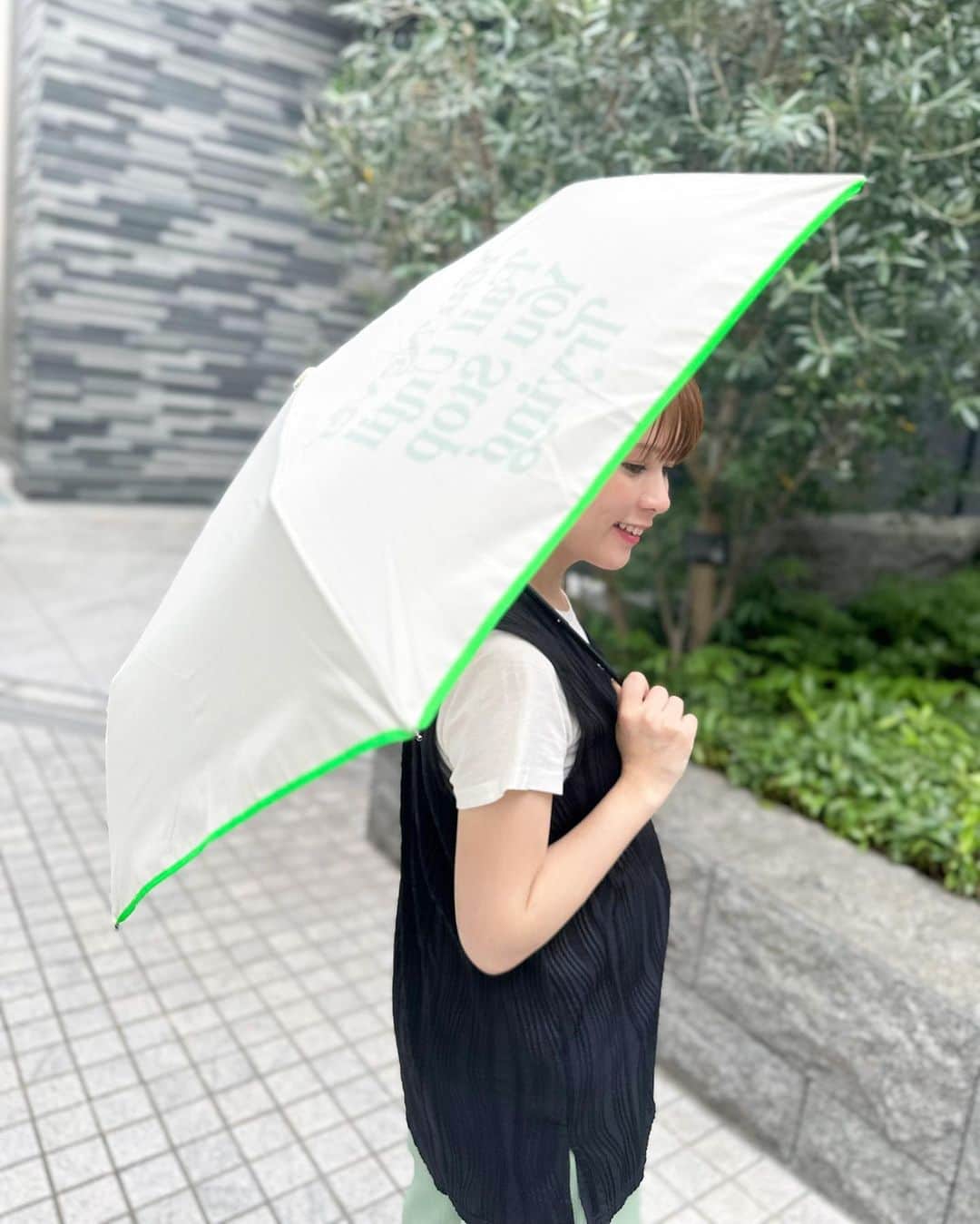 福本沙織さんのインスタグラム写真 - (福本沙織Instagram)「ついに待ってました！ カジュアル日傘😎 カジュアルな格好が好きで 日傘をあまり使ってこなかった私。。 でも今年の夏は異常な暑さ、、🥵 そんな中カジュアル日傘を見つけて めちゃめちゃ愛用してます🤩 もちろん晴雨兼用🫰 コンパクトで持ち運びも便利🤍  PR @the_jack_of_all.trades #TheJackofalltrades #オリジナル日傘 #日傘 #日焼け対策 #日傘コーデ」8月6日 12時18分 - saoriiinu918