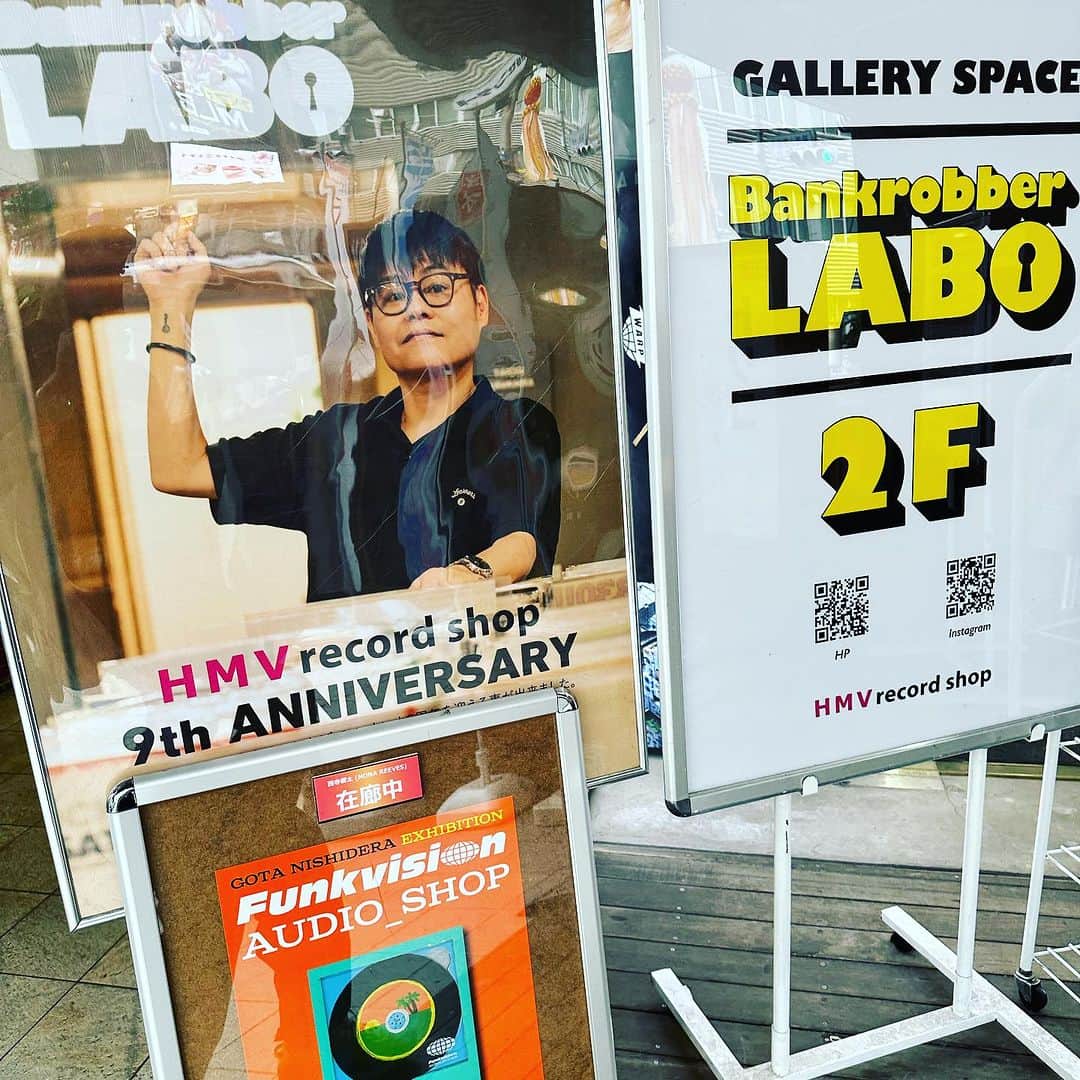西寺郷太のインスタグラム：「12時から15時まで渋谷HMV record shop 二階奥 @bankrobber_labo 在廊しました！」