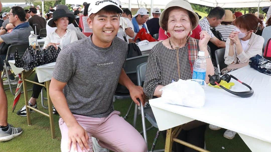  JGTO 男子プロゴルフツアーさんのインスタグラム写真 - ( JGTO 男子プロゴルフツアーInstagram)「『横浜ミナト Championship ～Fujiki Centennial～』最終ラウンド⛳️   ゲリラ豪雨による競技中断中☔️ きゅうきょ避難場所になったギャラリープラザのテントで、祖母・圭子さんの姿を見つけたプロ5年目の石坂友宏は、神奈川県横須賀市の出身で、コースまで車で30分ほど🚙  「再開までもうしばらくかかるよ」という孫を振り切り「最後まで見てく！」と元気いっぱい😊  詳しくはJGTOホームページにてご覧ください！👇🏻 https://www.jgto.org/news/31806  #jgto #golftournament #男子ゴルフ #横浜ミナトチャンピオンシップ #横浜カントリークラブ #石坂友宏」8月6日 12時30分 - japangolftour