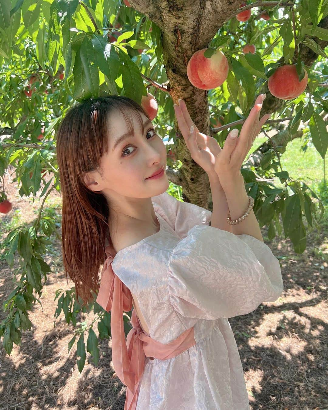 森彩香さんのインスタグラム写真 - (森彩香Instagram)「🍑 今年も桃狩り行ってきた！ 楽しすぎたな〜🫶🏻🫶🏻🫶🏻 　　 　　 .」8月6日 12時28分 - ayarin_6v6