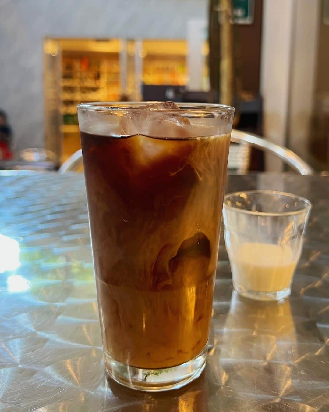 あだちなみのインスタグラム：「アイスコーヒー 夏  @galleryonthehill の帰りは隣のヒルサイドパントリーでひと休憩がお決まり。 前回は昨年末、ホットコーヒー（３つ前の投稿）  この日は 上田義彦 写真展「いつでも夢を」へ あの頃見ていた時の感覚にひゅうっと戻り、 今の日々から離れられる時間でした。 やっぱり美しくて引き込まれた。」