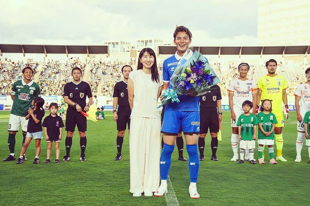 茂木秀のインスタグラム：「vs 愛媛  試合前に時間を作ってもらいセレモニーしていただきありがとうございました！ 首位相手に無失点で終えれたことは良かったと思います。 ただこういう試合を勝てるようになっていかないと上にいくことは出来ないと思うので次節、今治戦この試合の反省を活かして勝利できるよう頑張っていきたいと思います！ 夏祭りでたくさんの方が入って頂きパワーをもらうことができました！昇格に向けてこれからも熱い応援よろしくお願いします🤲 #モギノシンジダイ」