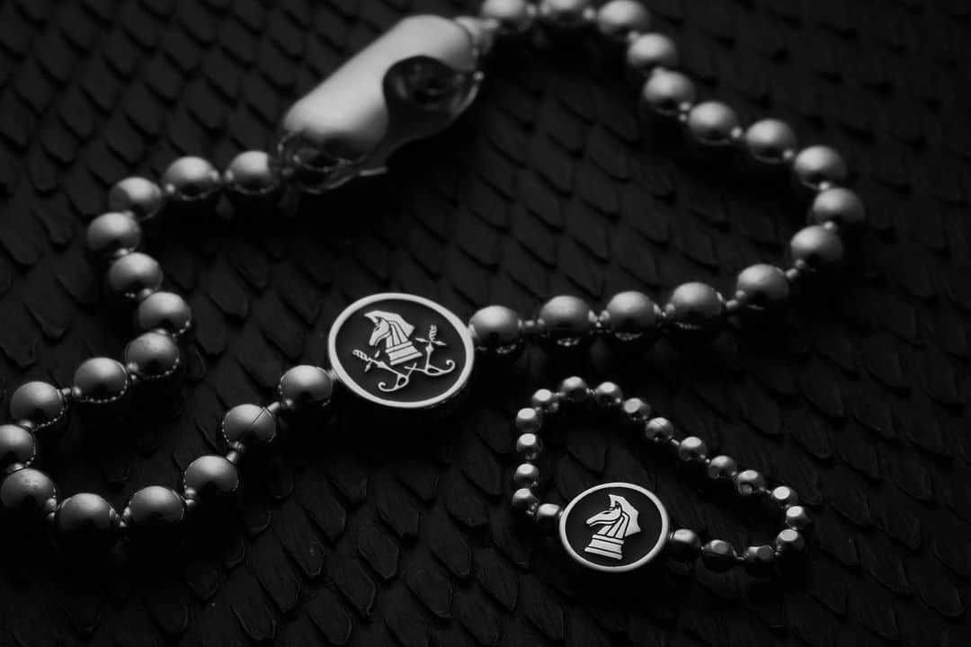プエルタ・デル・ソルさんのインスタグラム写真 - (プエルタ・デル・ソルInstagram)「♙ ♜ ♝ ♞ ♛ ♚ 【Reversible Ball Chain】 ボールチェーンを活かした斬新なデザインのブレスレットとリング✴︎✴︎✴︎  中央のメダルは、ブランドのアイコンとスペードのリバーシブルデザイン✴︎✴︎✴︎  R1389/¥16,500 BR1390/¥26,200  #PUERTADELSOL #プエルタ #プエルタデルソル #accessory  #jewelry #ジュエリー #アクセサリー #メンズアクセサリー #レディースアクセサリー #リング  #ring #necklace  #ネックレス #pierce  #ピアス  #bracelet  #ブレスレット #bangle  #バングル  #madeinjapan  #fashion  #tokyo #japan  #恵比寿 /03-5489-9470 @puertadelsol_official  #大阪 /06-6136-5345  @puertadelsol_osaka」8月6日 12時36分 - puertadelsol_official