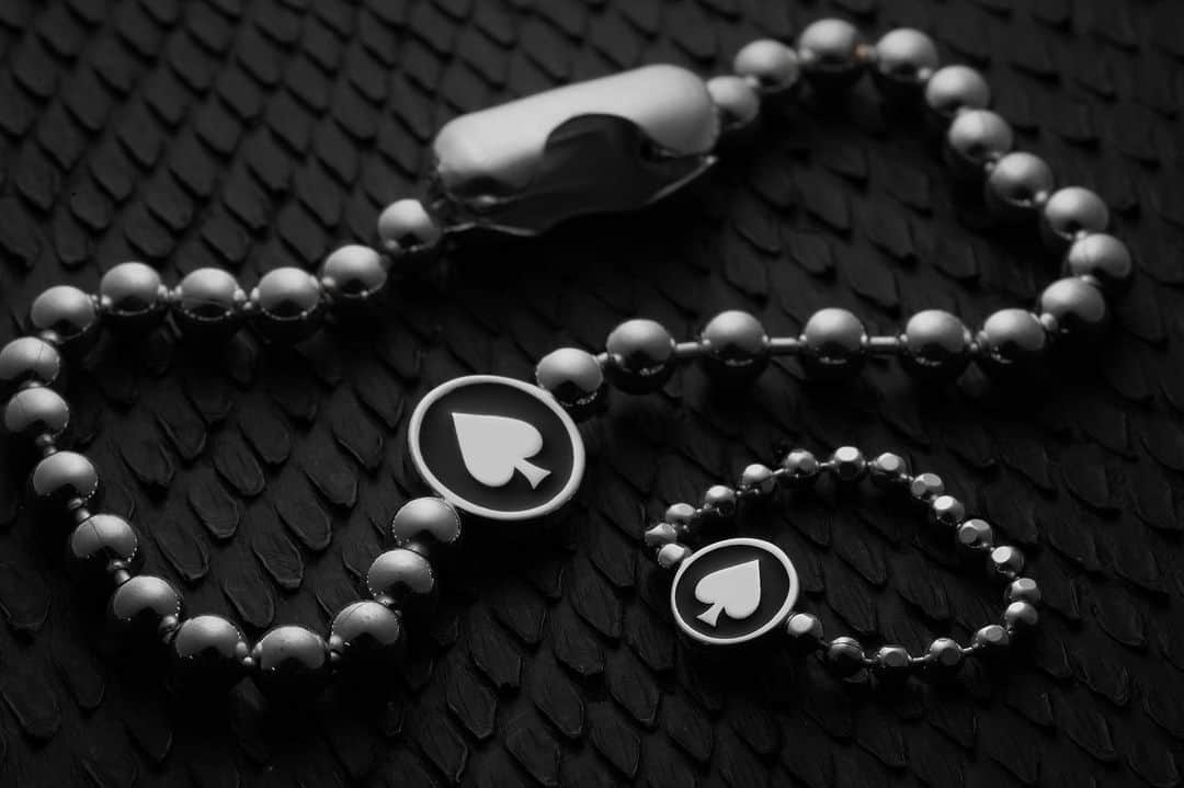 プエルタ・デル・ソルのインスタグラム：「♙ ♜ ♝ ♞ ♛ ♚ 【Reversible Ball Chain】 ボールチェーンを活かした斬新なデザインのブレスレットとリング✴︎✴︎✴︎  中央のメダルは、ブランドのアイコンとスペードのリバーシブルデザイン✴︎✴︎✴︎  R1389/¥16,500 BR1390/¥26,200  #PUERTADELSOL #プエルタ #プエルタデルソル #accessory  #jewelry #ジュエリー #アクセサリー #メンズアクセサリー #レディースアクセサリー #リング  #ring #necklace  #ネックレス #pierce  #ピアス  #bracelet  #ブレスレット #bangle  #バングル  #madeinjapan  #fashion  #tokyo #japan  #恵比寿 /03-5489-9470 @puertadelsol_official  #大阪 /06-6136-5345  @puertadelsol_osaka」