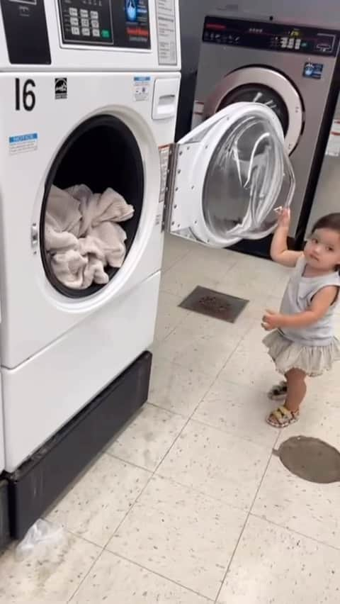 トヴァ・フェルドシャーのインスタグラム：「Lili levy doing laundry at 15 months old. Yea Mama Jami🥰!」