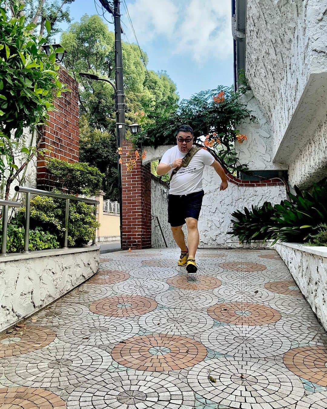 武井義明のインスタグラム：「ジム行くとこ。  I've been on a restricted diet for a week now, following the results of a delayed food allergy test. I'm glad I go to the gym because the trainer encourages me. I want to pull in my girth.」