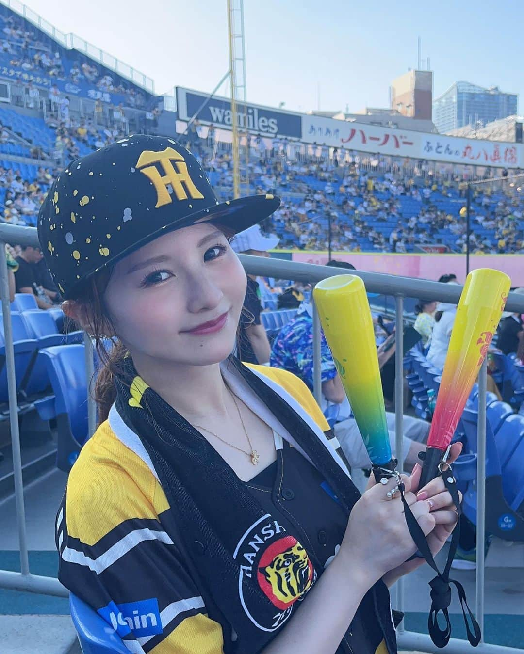 小林真琴さんのインスタグラム写真 - (小林真琴Instagram)「. 阪神 vs 横浜 in.横浜スタジアム⚾️  初めてのナイター！ハマりそう！  花火も見れたし阪神勝ったし 最高でした🐯🖤  奇跡的に日陰で快適だった〜🥹✨  #阪神 #横浜スタジアム #ハマスタ #プロ野球 #野球観戦 #toraco #トラ子 #トラコ #阪神タイガース #野球女子」8月6日 12時44分 - maccori1