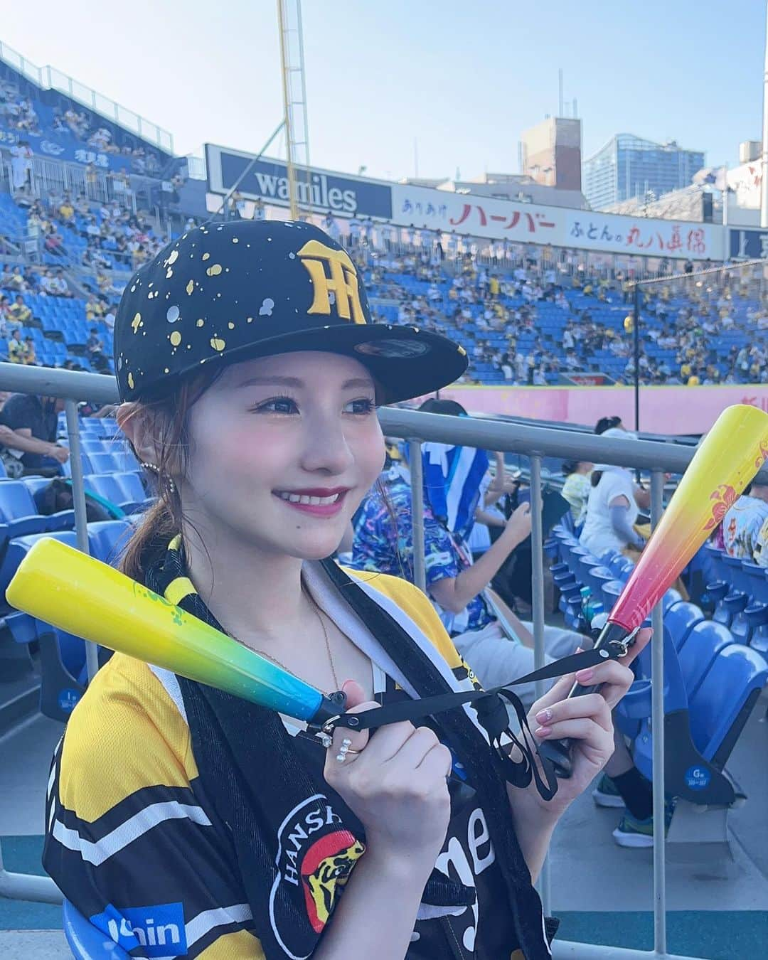 小林真琴のインスタグラム：「. 阪神 vs 横浜 in.横浜スタジアム⚾️  初めてのナイター！ハマりそう！  花火も見れたし阪神勝ったし 最高でした🐯🖤  奇跡的に日陰で快適だった〜🥹✨  #阪神 #横浜スタジアム #ハマスタ #プロ野球 #野球観戦 #toraco #トラ子 #トラコ #阪神タイガース #野球女子」