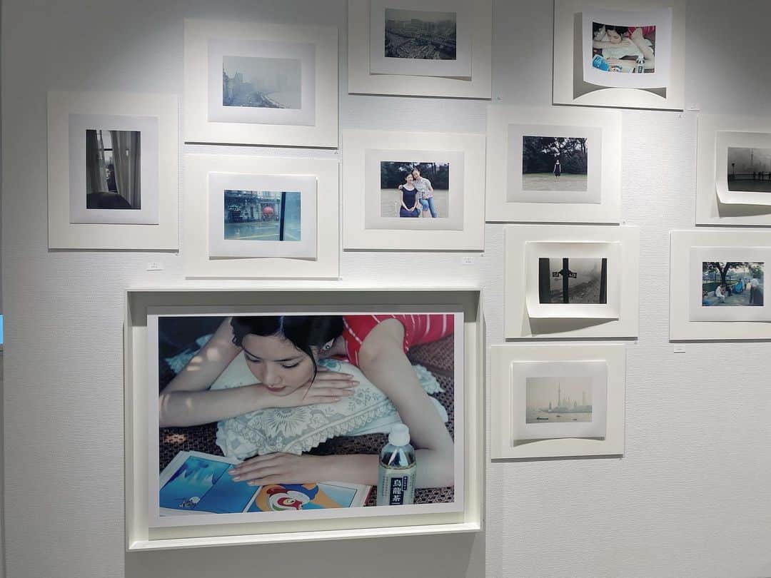 のインスタグラム：「上田義彦さんの写真展 「いつでも夢を」  若かりし頃、とある広告で撮っていただいた経験が今でも根っこのどこかに、ある。  そして友達のお酒で酔う いい夜でした  #上田義彦 #原点回帰」