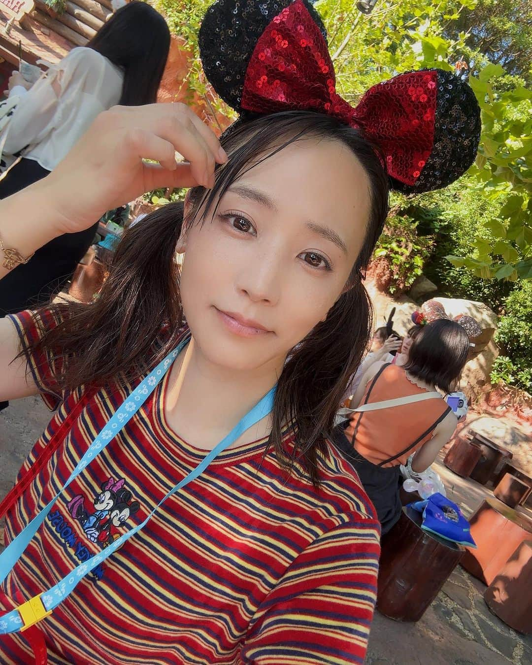 浜田由梨のインスタグラム：「夏ってたのしーーい！！ (ただしディズニーに限る😌)笑  #tokyodisneyland #disneyland #ディズニーランド #ディズニーコーデ #カチューシャヘア #おそろいディズニー #びしょ濡れディズニー #びしょ濡れ #ツインテール女子 #ヘアアレンジ #ディズニーコーデ #ディズニーフード #濡れ髪 #グラビア」