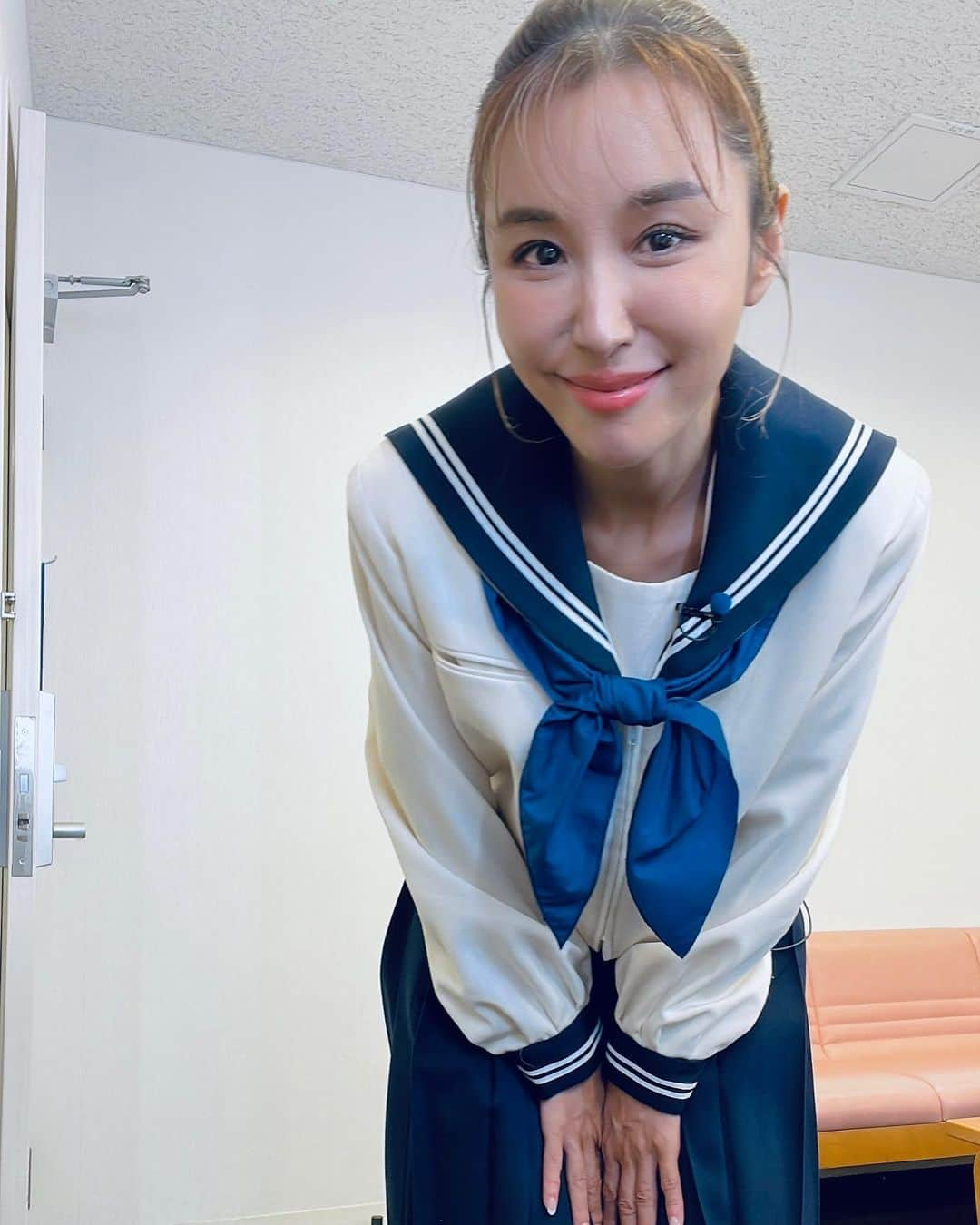 鈴木紗理奈のインスタグラム：「東京帰ってきてそのまま仕事場へ。 あ〜っ今日の衣装セーラー服か、おっけ👍 って何の抵抗もなく楽屋に置いてあるセーラー服を着るベテランタレント感が我ながら愛しい」