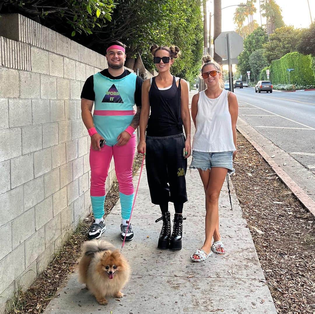 ケイト・ベッキンセイルのインスタグラム：「Don’t let me leave the house without a colourful superhero」