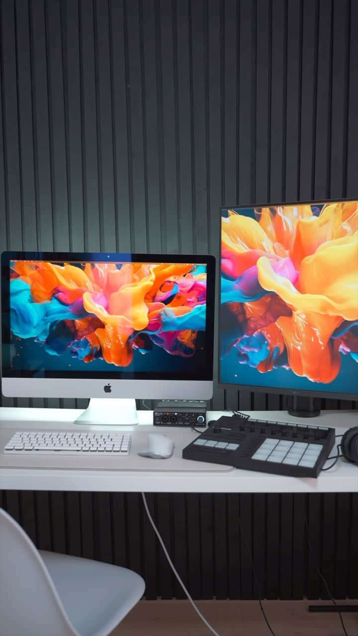 のりごとーのインスタグラム：「PCルームの壁DIY!  壁一面、マットブラックのスラットウォール仕様にしてみました👌 #DIY #pcroom」
