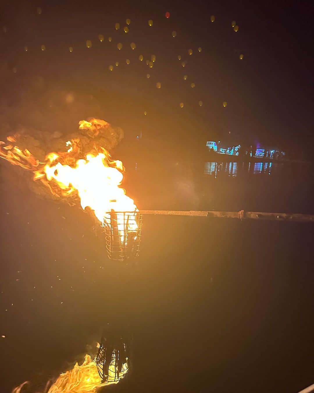 堀江貴文さんのインスタグラム写真 - (堀江貴文Instagram)「#fire #lantern #shimanto #ayu #四万十町で鮎の火振り漁体験 #ランタンが幻想的」8月6日 13時05分 - takapon_jp