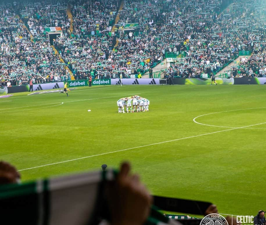 ジョー・ハートさんのインスタグラム写真 - (ジョー・ハートInstagram)「Back with a bang at Celtic Park 💚🤍COYBIG🍀」8月6日 12時57分 - joehartofficial