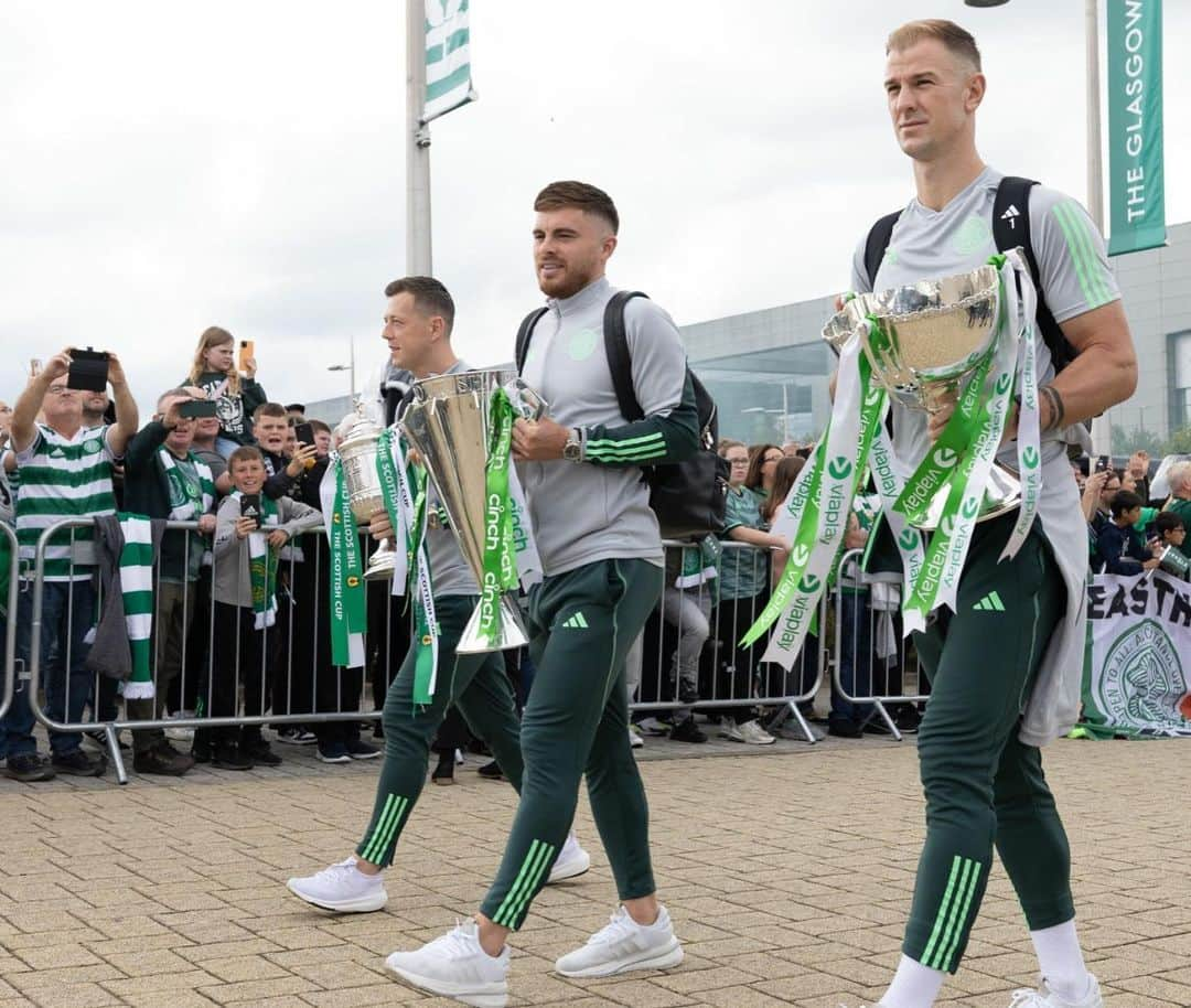 ジョー・ハートさんのインスタグラム写真 - (ジョー・ハートInstagram)「Back with a bang at Celtic Park 💚🤍COYBIG🍀」8月6日 12時57分 - joehartofficial