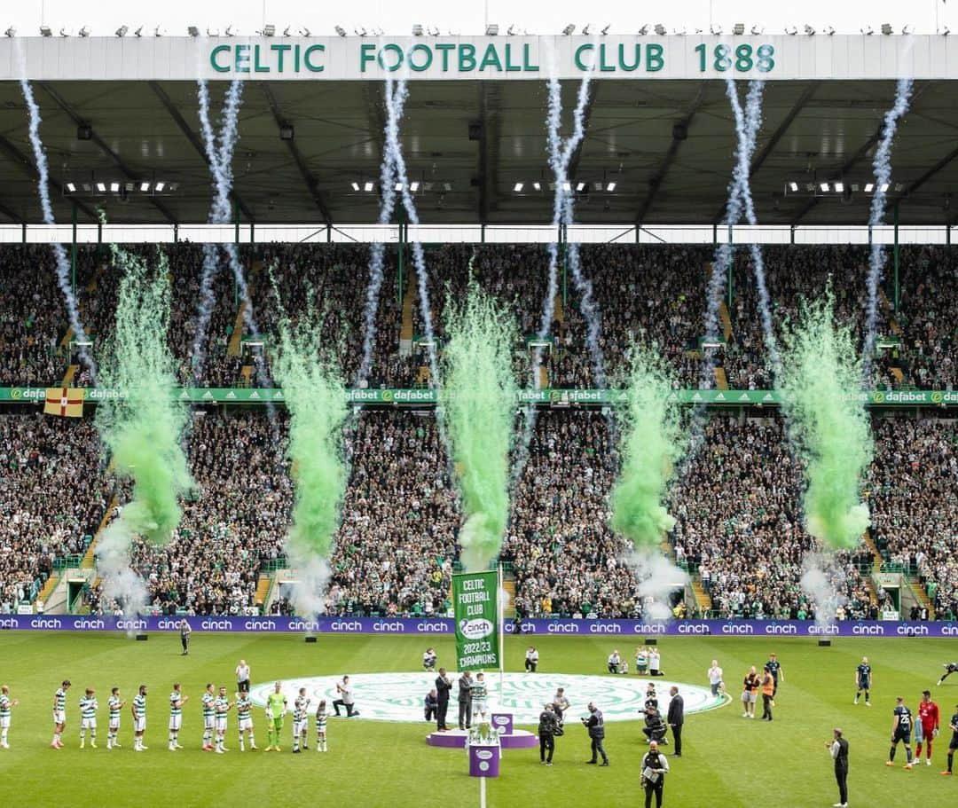 ジョー・ハートのインスタグラム：「Back with a bang at Celtic Park 💚🤍COYBIG🍀」