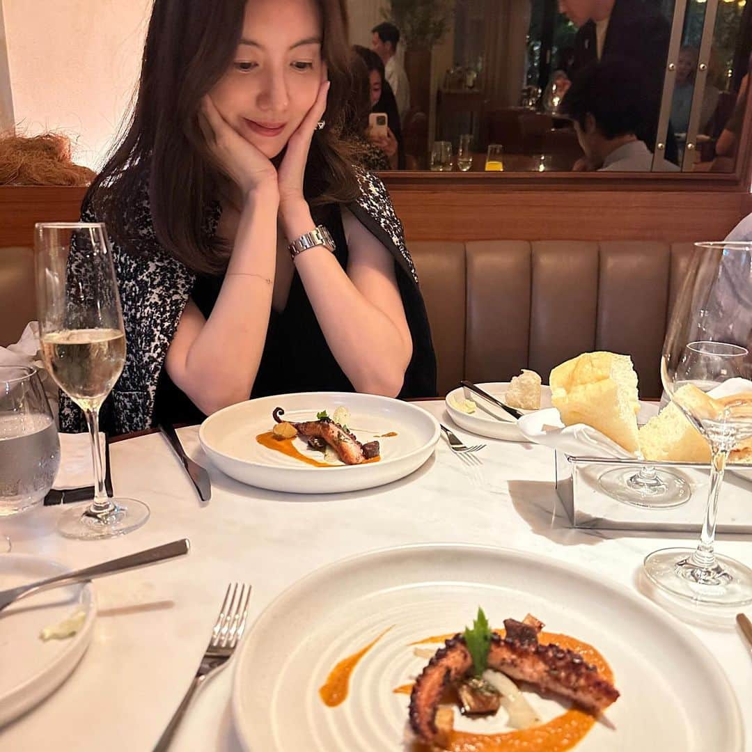 ともさかりえのインスタグラム：「⁡ 息子とせっちゃんとディナー。トマトパスタが凄く美味しくて、これを5皿くらい食べたかった。食後は神谷町から六本木まで散歩して、マックで夜お茶。女は、お腹がいっぱいでもお茶をしてお喋りしたいのよ。男子は「明日もバイトあるし先に帰るわ」と、クールに駅のホームへ消えていった。せっちゃんに「前よりも2人がリラックスして見えた」と言われて何だか嬉しい。日々試行錯誤しながら頑張っている息子の姿を見れて、「ああ、一人暮らしさせて良かったな」って、やっと心から思えた気がする。  @setsuko_sagittaire」